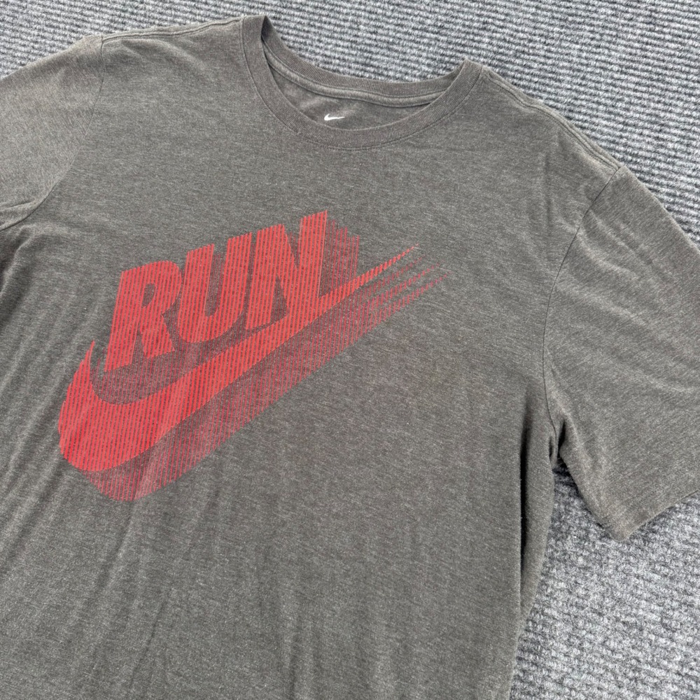 Nike Run Graphic Tee Mens XL Gray Athletic Cut Swoosh Short Sleeve Running Shirt